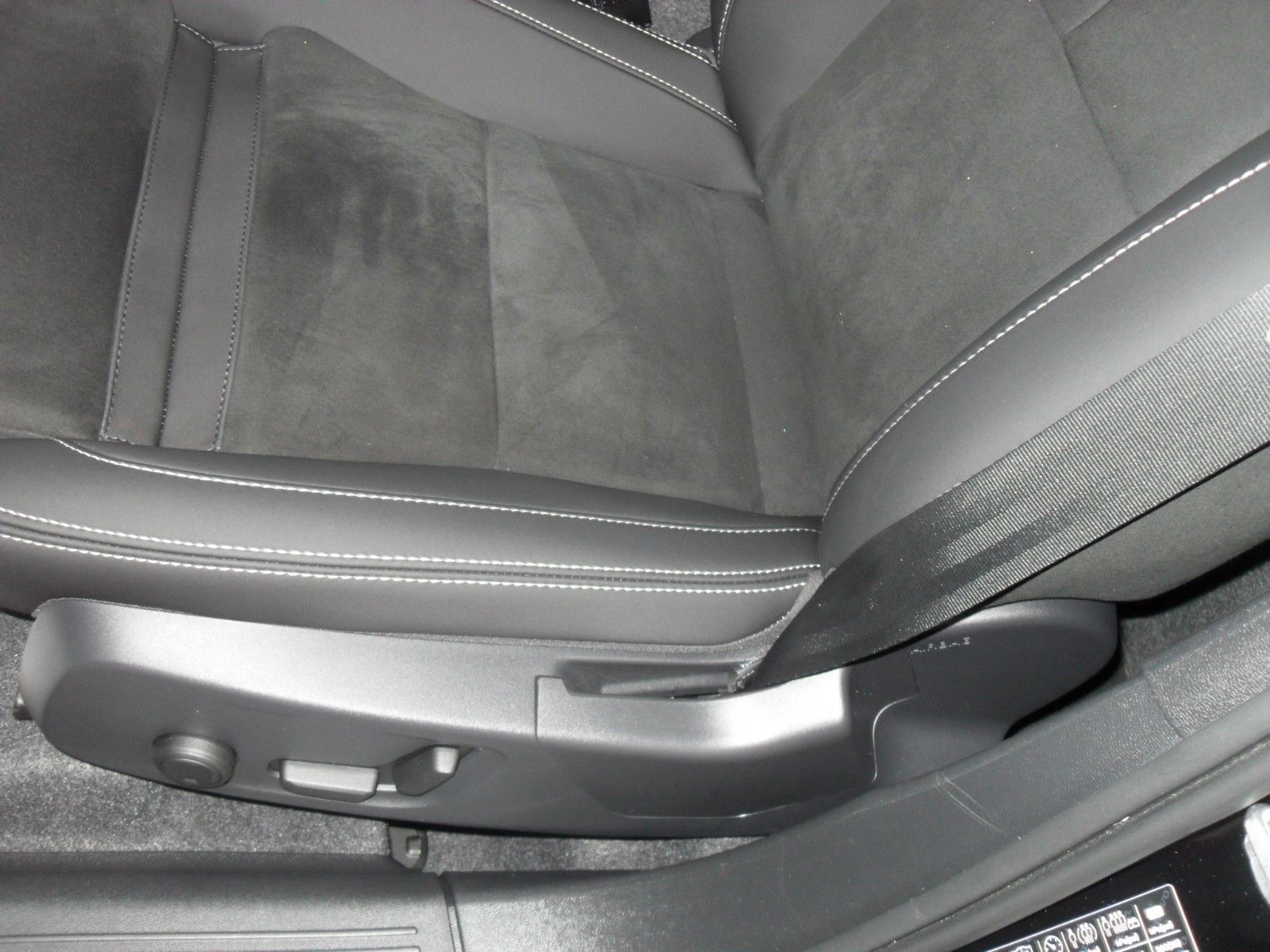 Fahrzeugabbildung Volvo XC40 B4 Plus Black Edition | 360° | Pamora.