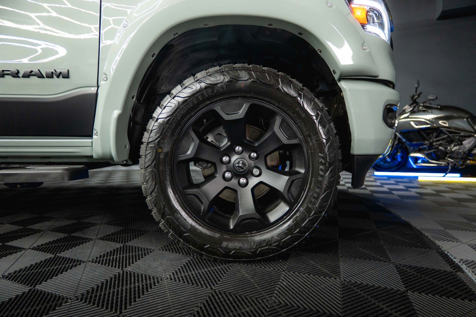 Fahrzeugabbildung Dodge RAM 5.7 V8 HEMI 4x4 OFFROAD Night-Edition *Pano*