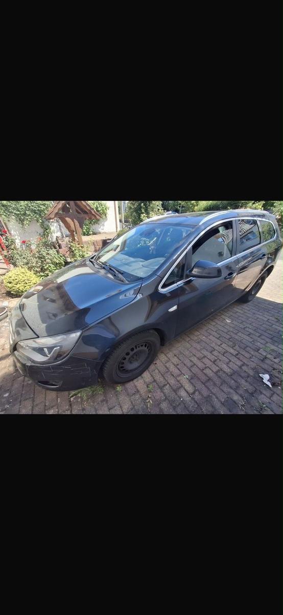 Opel Astra 2011 — вигляд ззаду