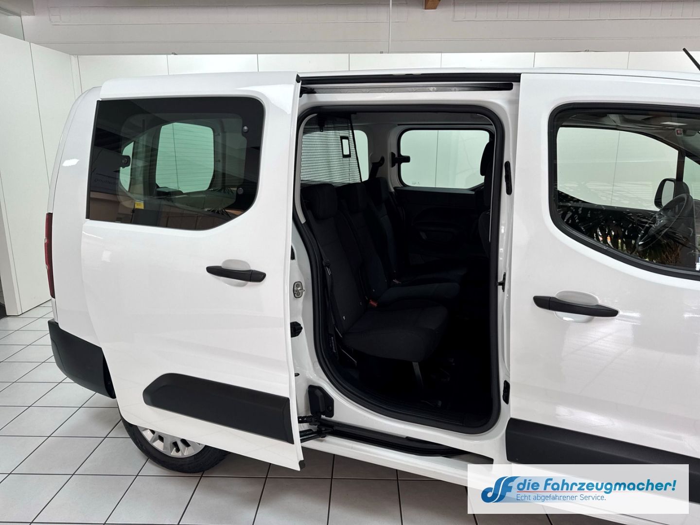Fahrzeugabbildung Opel Combo Life E Basis 1.5 D L2 Apple CarPlay Androi