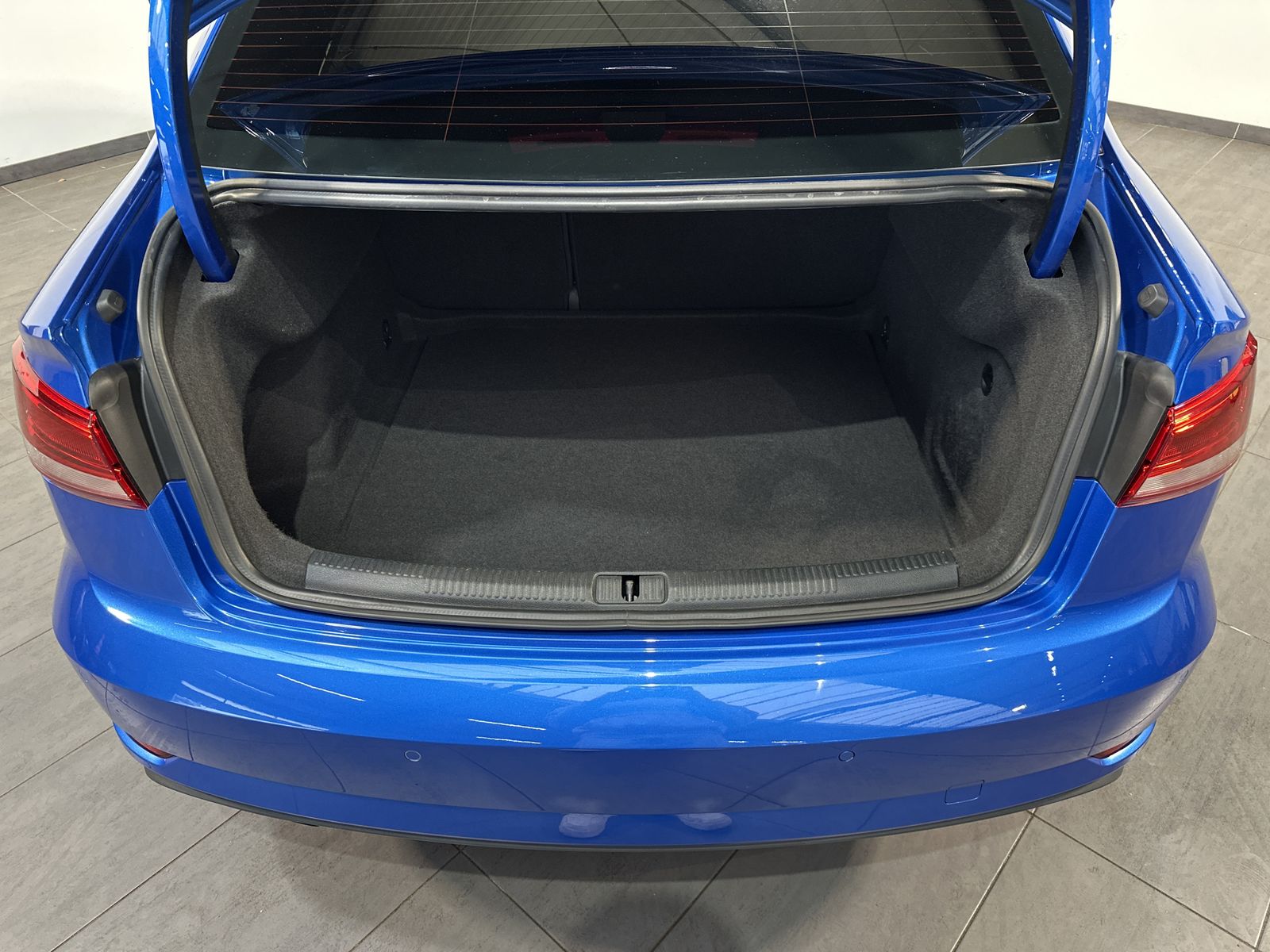 Fahrzeugabbildung Audi A3 Limousine 35 TFSI Aut. NAV+XEN+SHZ+APS+TEMPO