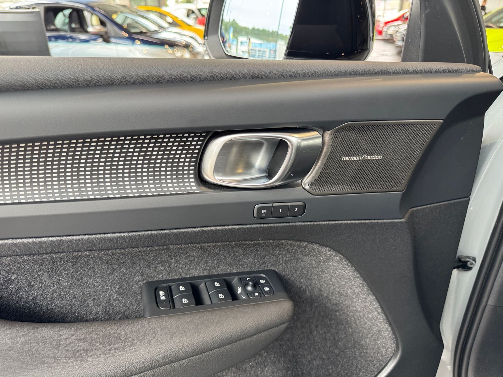 Fahrzeugabbildung Volvo XC40 Plus Dark 2WD NAVI LED AHK PANO