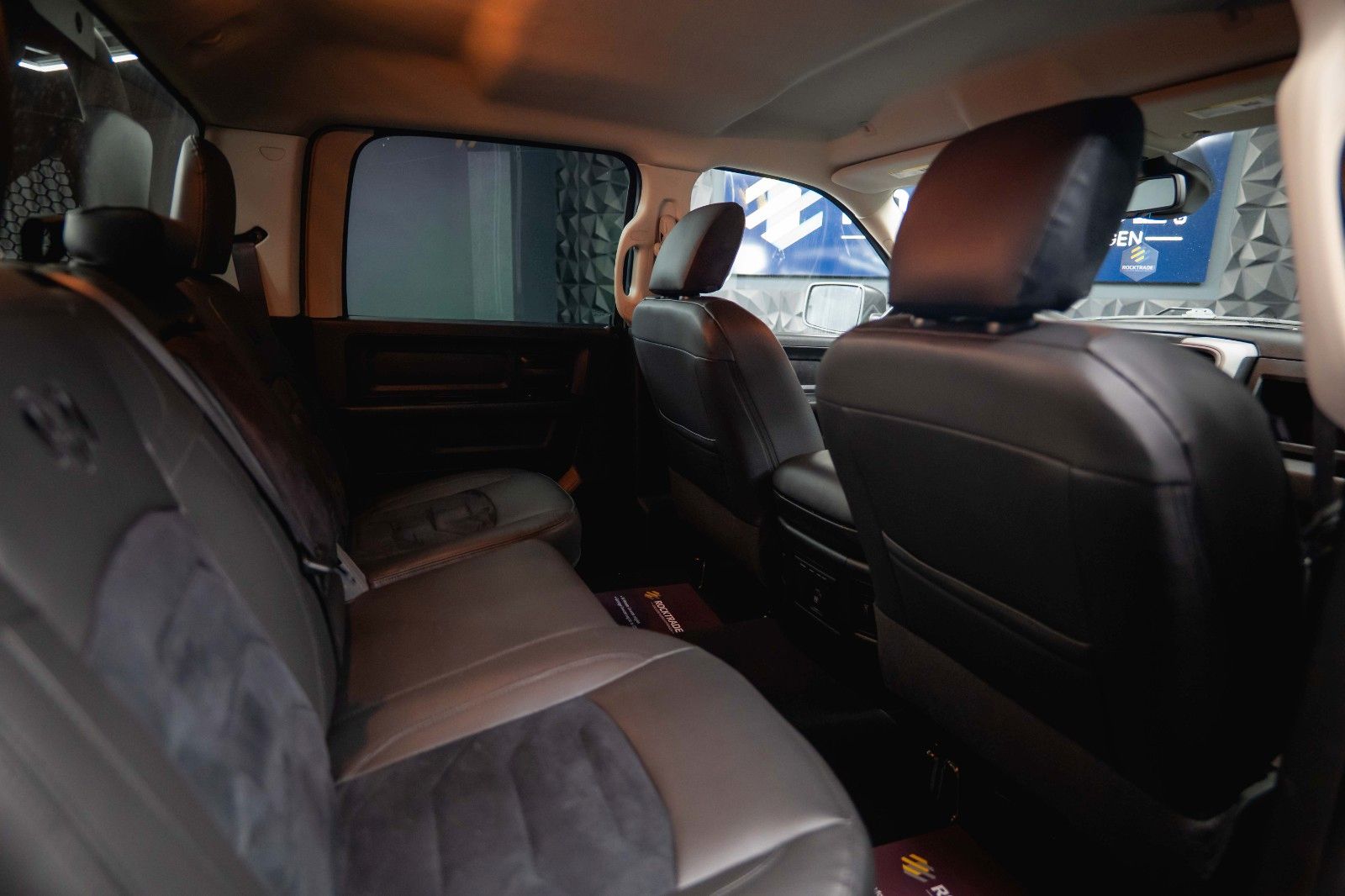 Fahrzeugabbildung Dodge RAM 5.7 V8 HEMI 4x4 OFFROAD Night-Paket *LED*AHK