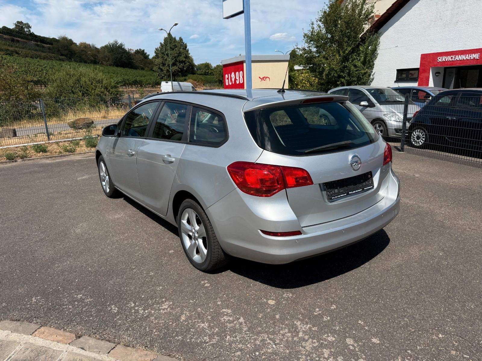 Opel Astra 2010 — interior