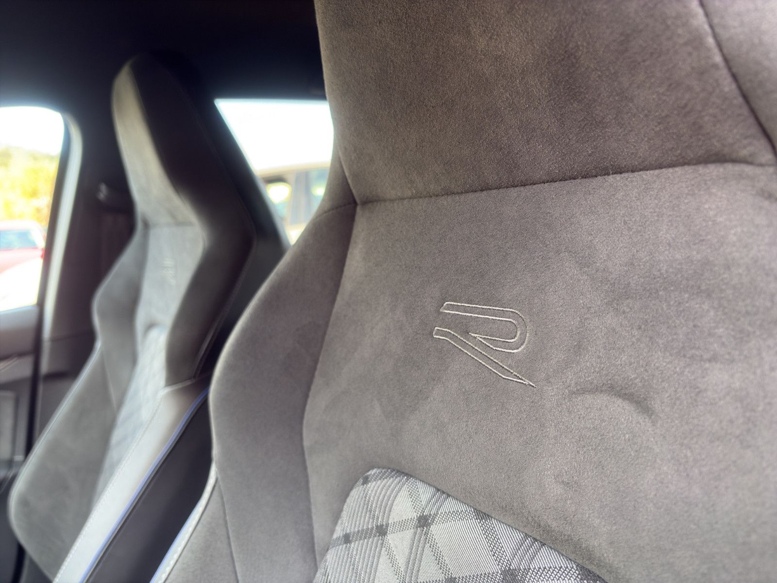 Fahrzeugabbildung Volkswagen Golf VIII R-Line/ACC/Navi/Ambiente/Apple CarPlay