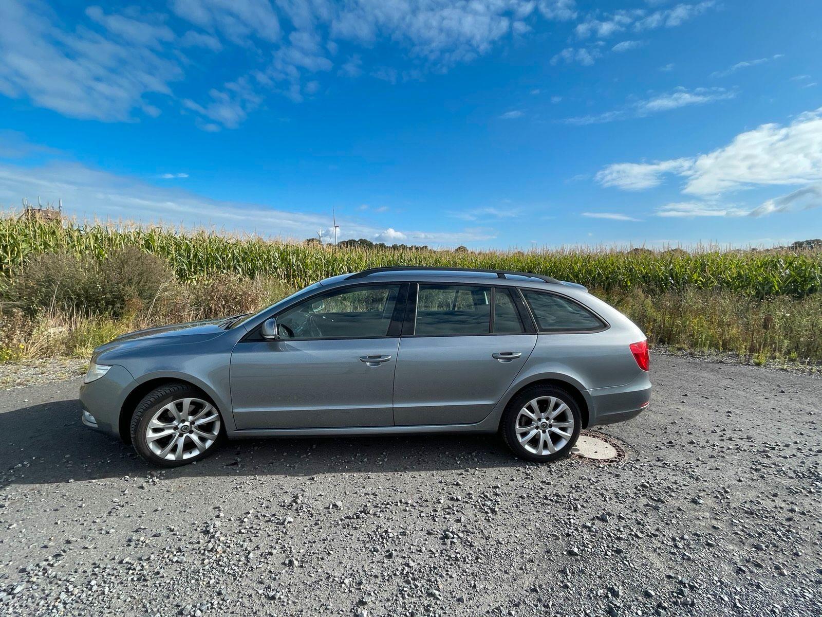 Skoda Superb 2011 — rear view