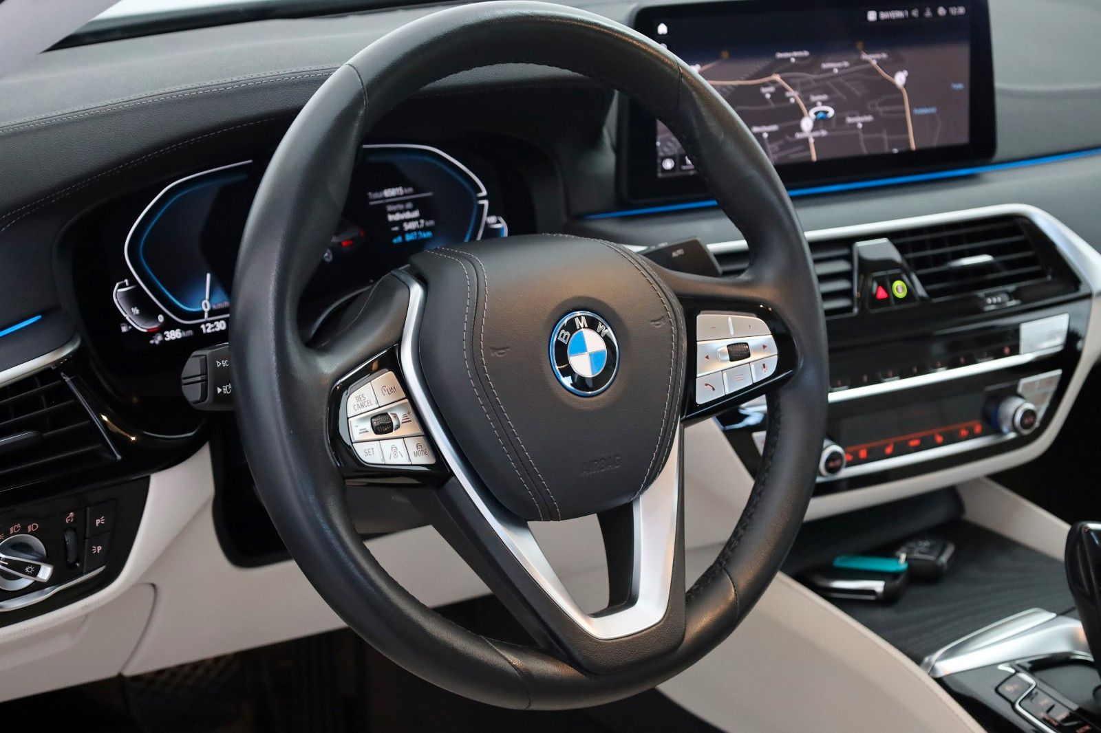 Fahrzeugabbildung BMW 545e xDrive Luxury Line,Navi,SD,4xSH,Kam,AHK,+WR