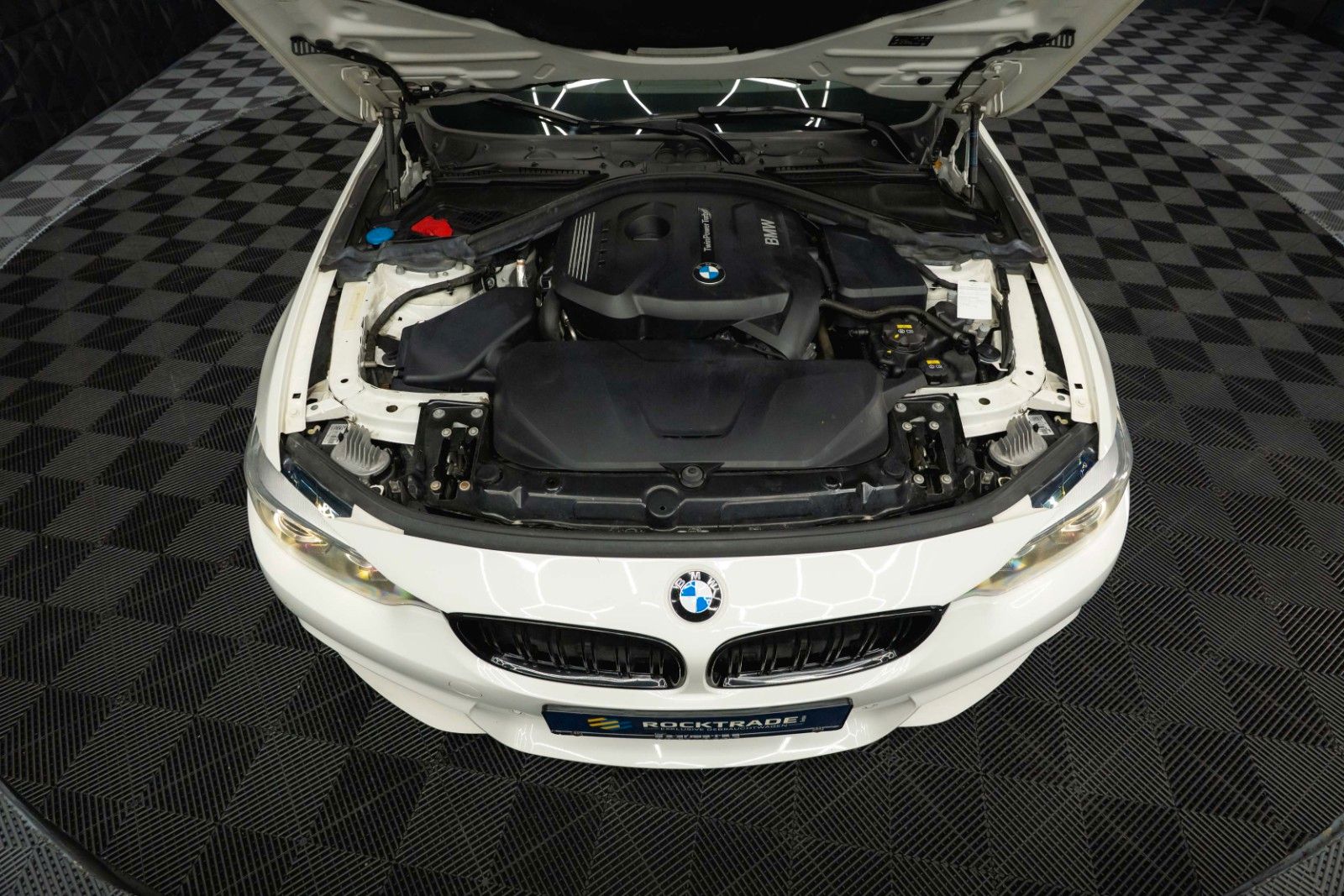 Fahrzeugabbildung BMW 420i M Sport Coupe Shadow Line Performance LCI