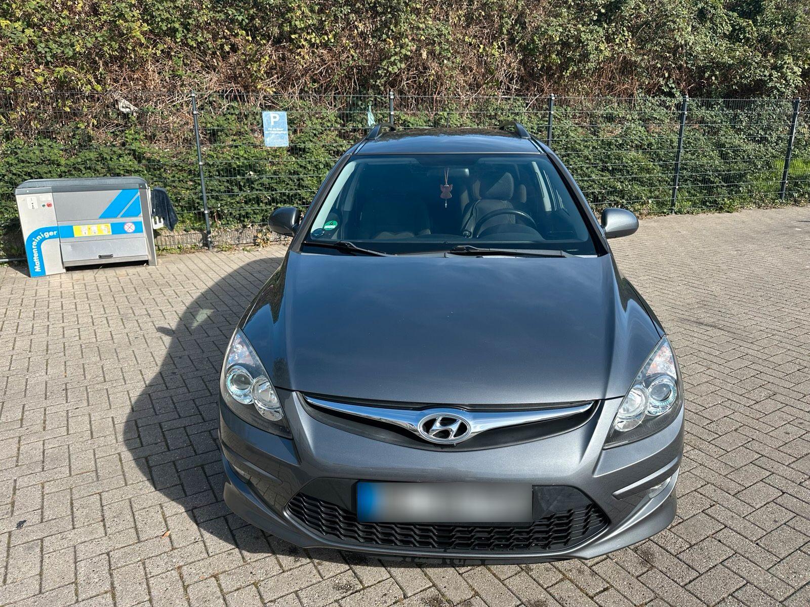 Hyundai i30 2011 — rear view