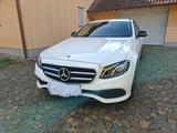 Mercedes-Benz E 220 d Autom. - - Mercedes-Benz E 220 mit Diesel-Antrieb: Weiß, Limousine