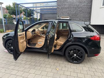 Porsche Cayenne - 1