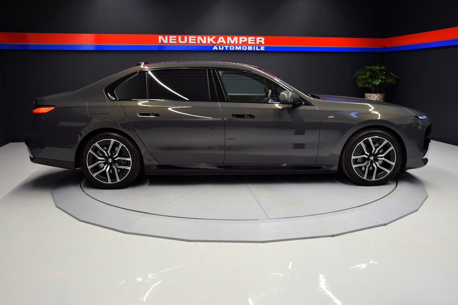 Fahrzeugabbildung BMW 750e L xDr M Sport 5-Sitze TV Chauffeur Kristall