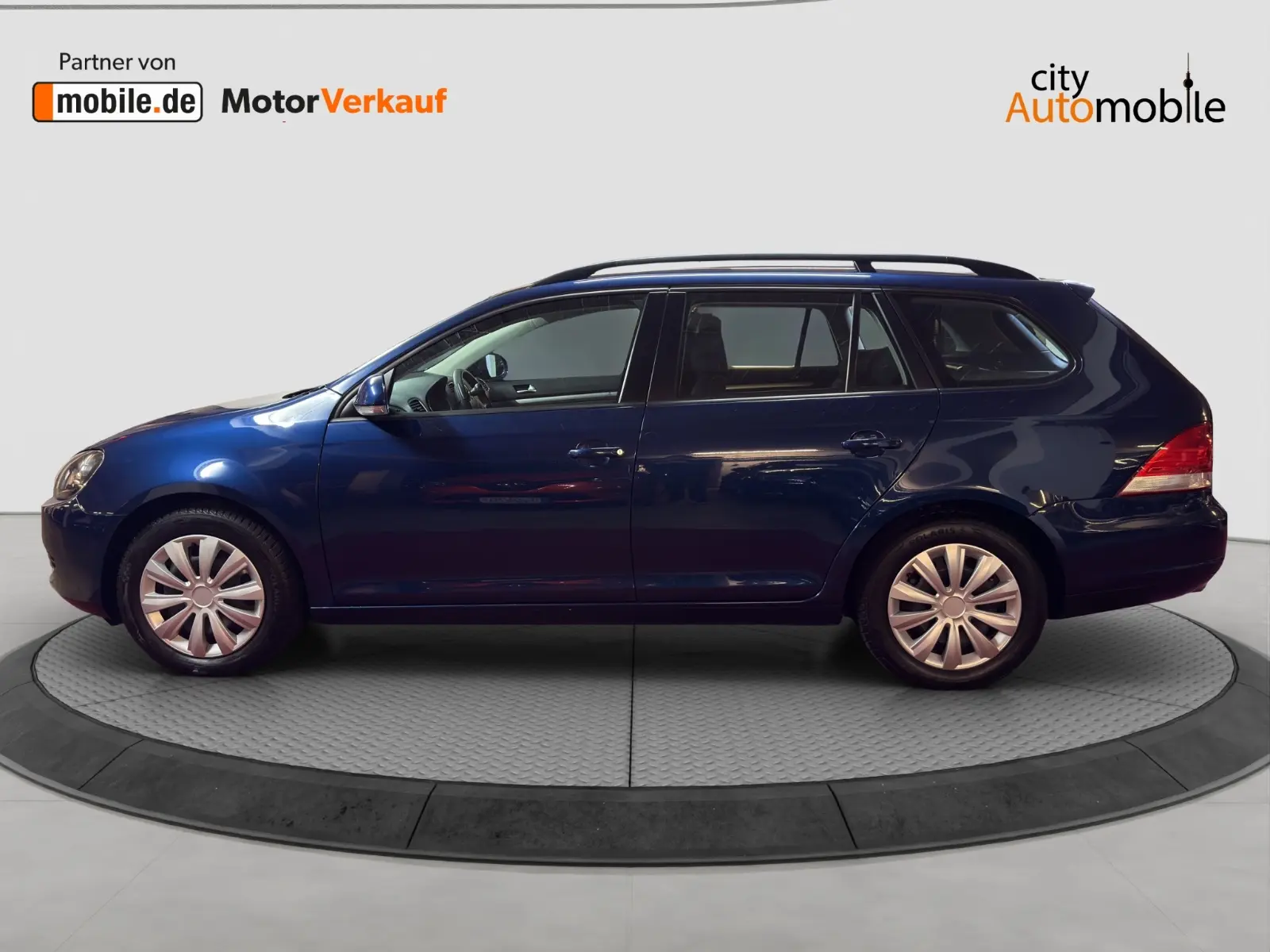 Volkswagen Golf 2011 — rear view