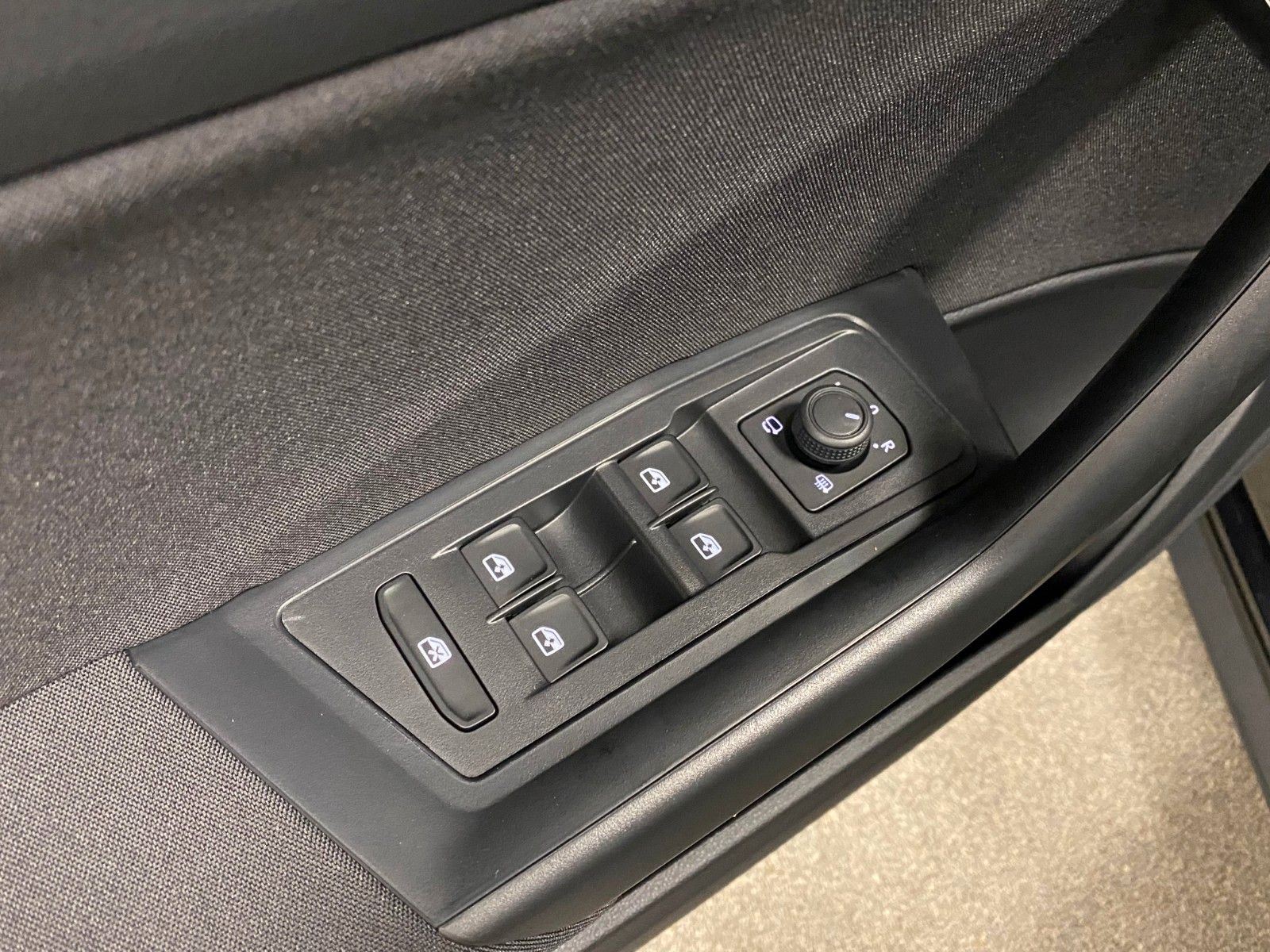 Fahrzeugabbildung Volkswagen T-Roc 1.5 TSI Life+KAMERA+ready2Discover+LED+16"