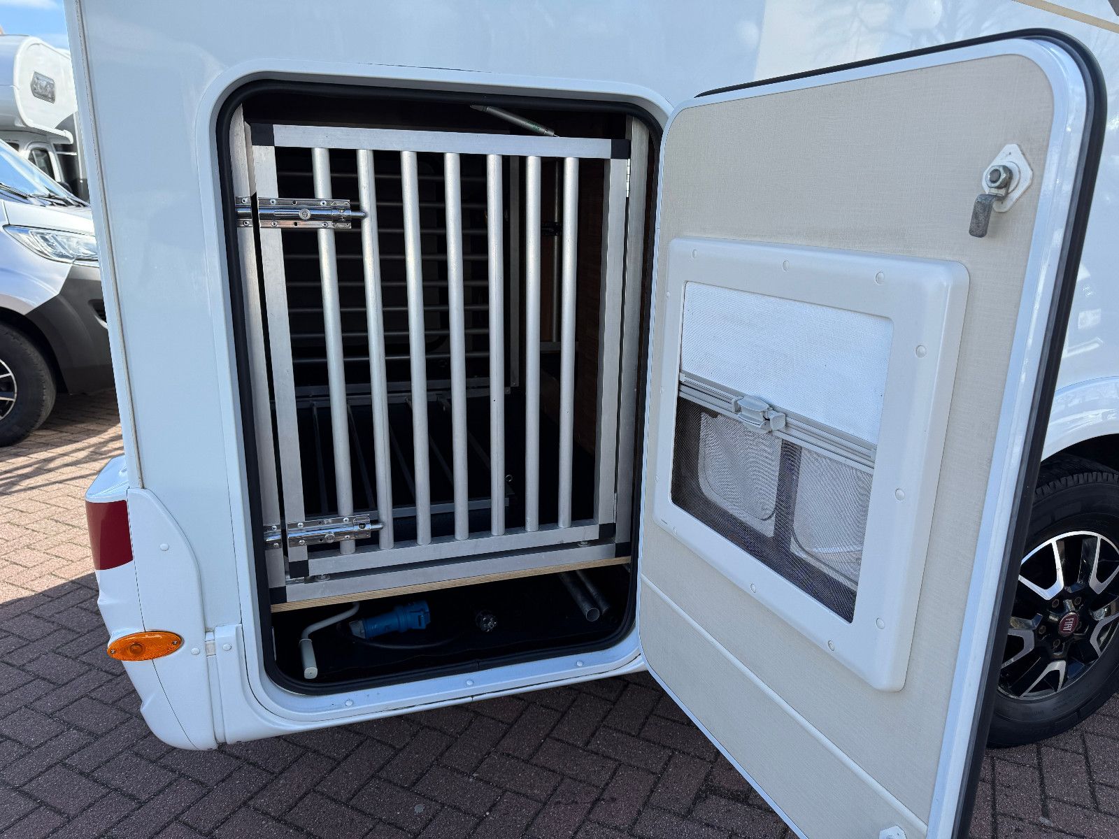 Fahrzeugabbildung Carado T 334 FIAT DUCATO AUTOMATIK SOLAR TV SAT AHK CAM