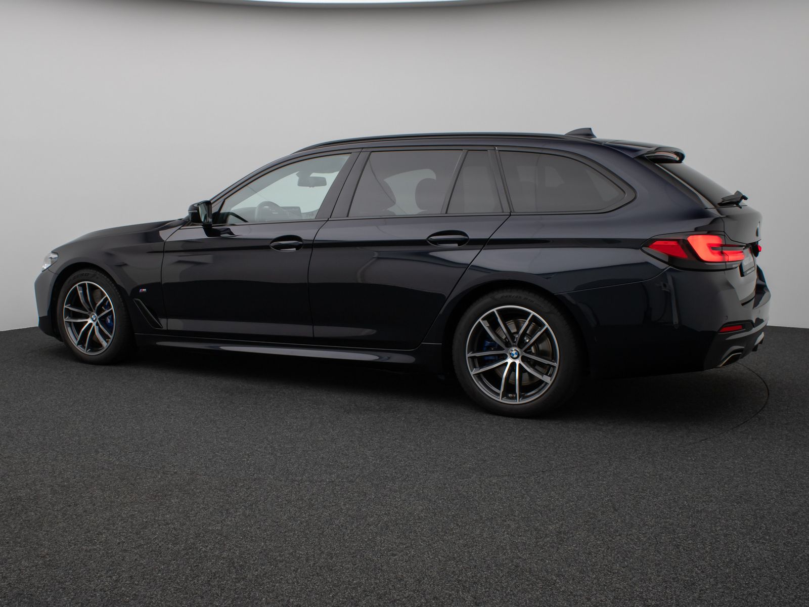 Fahrzeugabbildung BMW 530d xD M Sport Kamera HUD DAB H/K Komfort Alarm