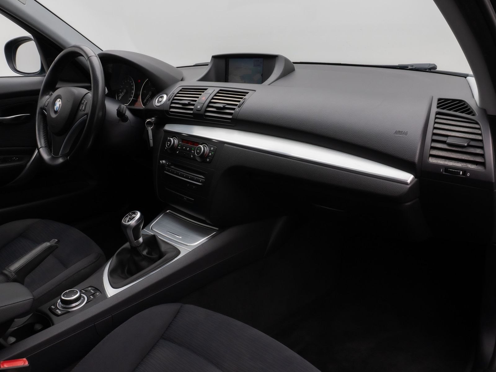 Fahrzeugabbildung BMW 118d Glasdach Navi Sitzhzg Xenon PDC 8Fach