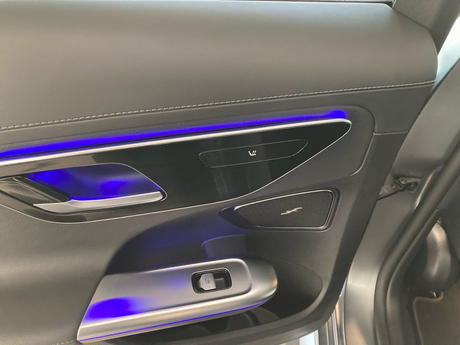 Fahrzeugabbildung Mercedes-Benz C 300 e T AMG*Pano*AHK*HUD*Distronic*Sound*360°*