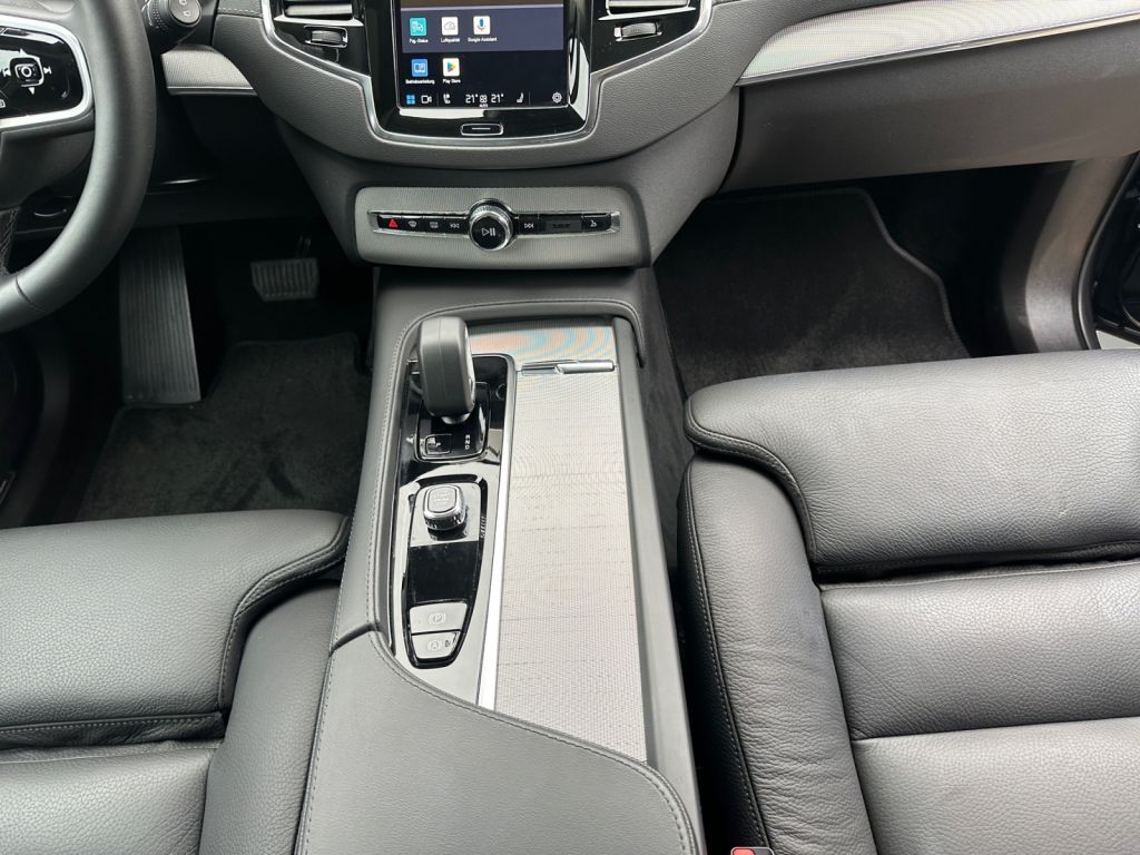 VOLVO XC90 T8 AWD Plug-in Hybrid Ultra Dark 360° AHK s VOLVO XC90 T8 AWD Plug-in Hybrid Ultra Dark 360° AHK s