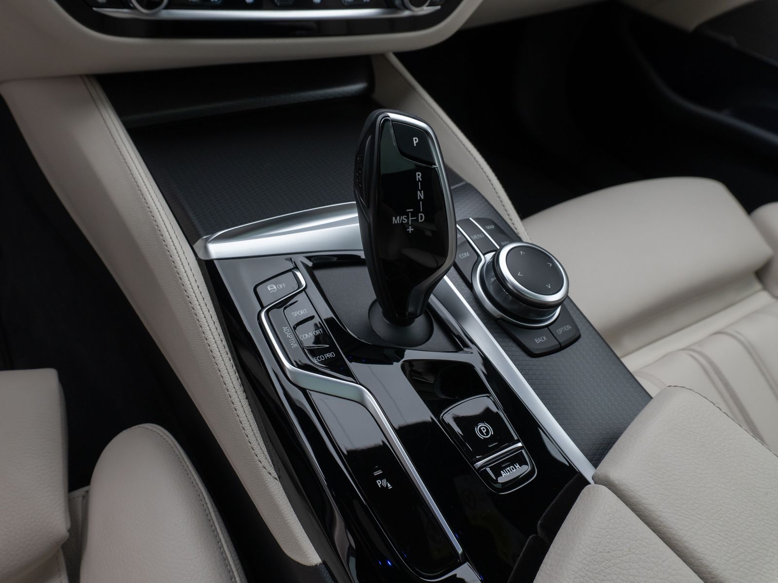 Fahrzeugabbildung BMW 540i xD M Sport Glasdach Kamera HUD DAB H/K 19"