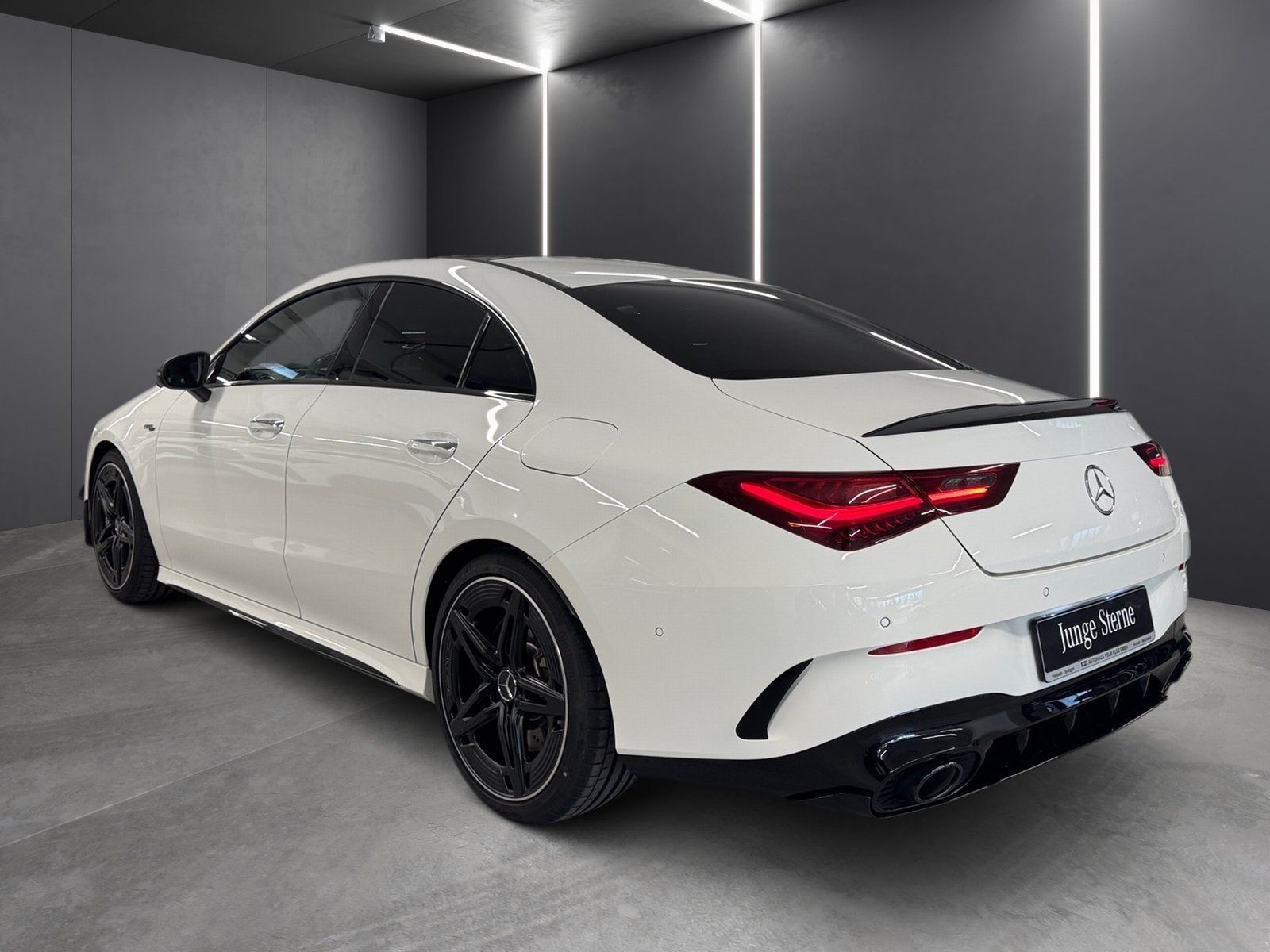 Fahrzeugabbildung Mercedes-Benz CLA 35 4M AMG*Pano*Aero*Distr*Mbeam*19"*360*Nght