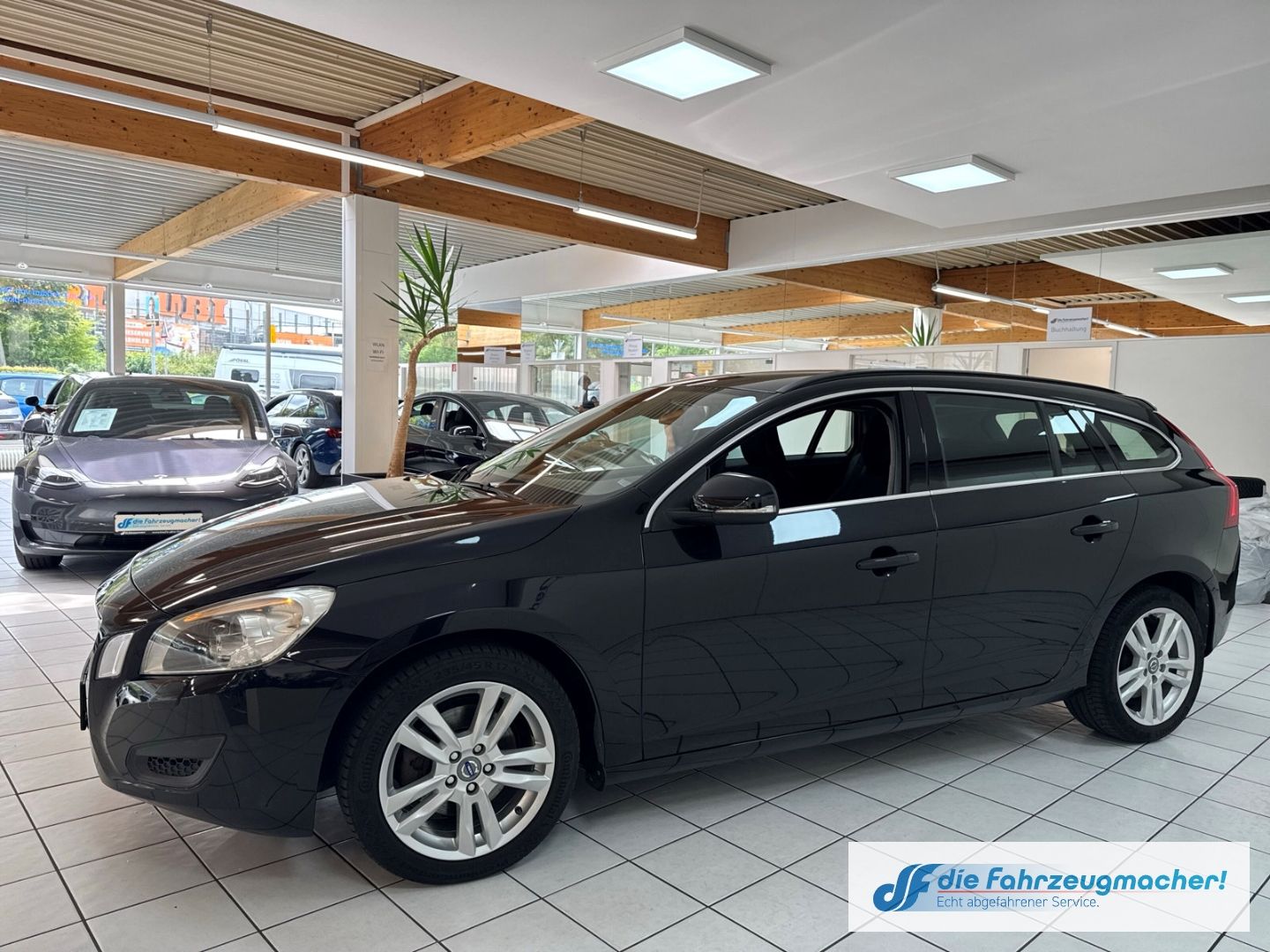 Fahrzeugabbildung Volvo V60 Kombi Momentum D3 Navi Klimaautom Musikstrea