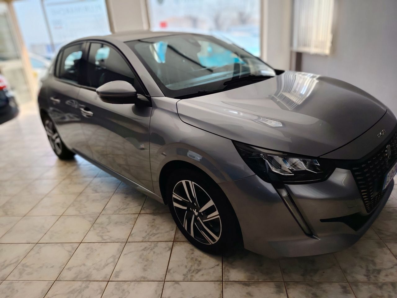 PEUGEOT 208