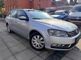 Volkswagen Passat Variant/NAVI/II HAND/TEMPOMAT/TÜV/AU NEU - Volkswagen Passat aus 2011: Kombi