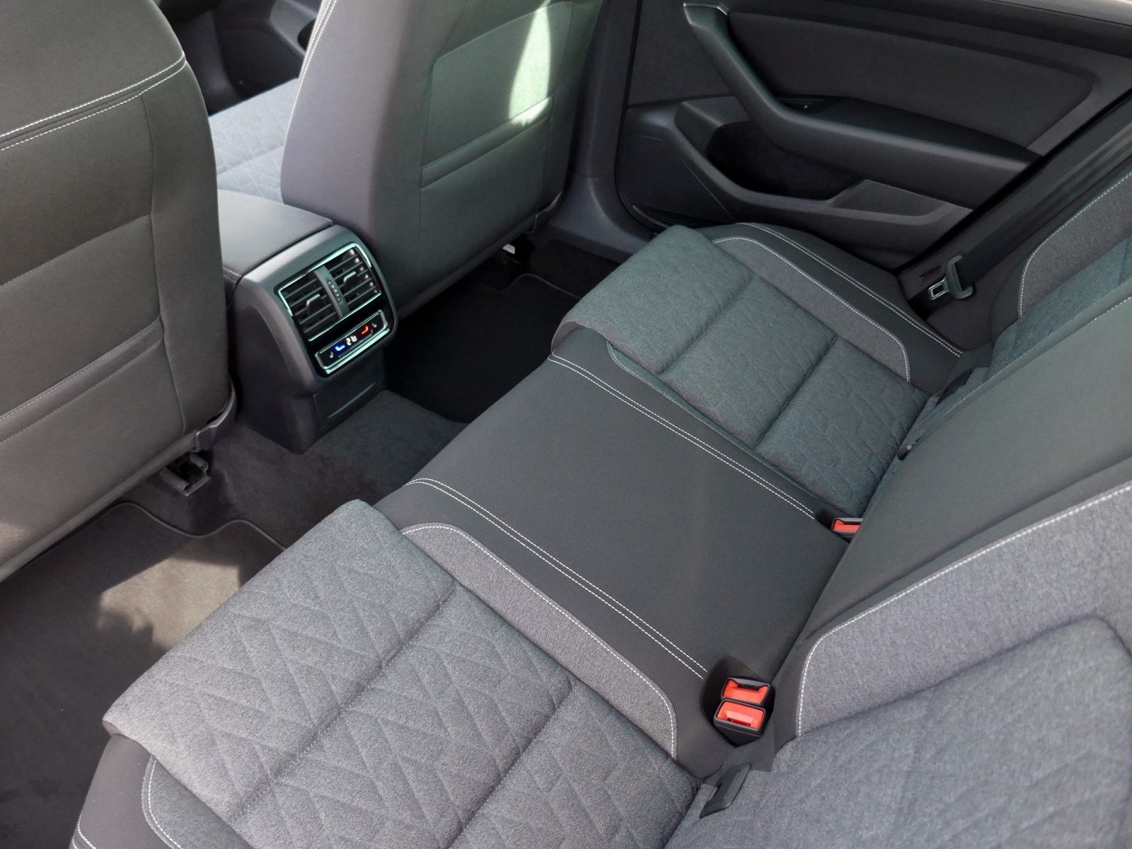 Fahrzeugabbildung Volkswagen Passat Variant Business 2.0 TDI DSG | LED RFK
