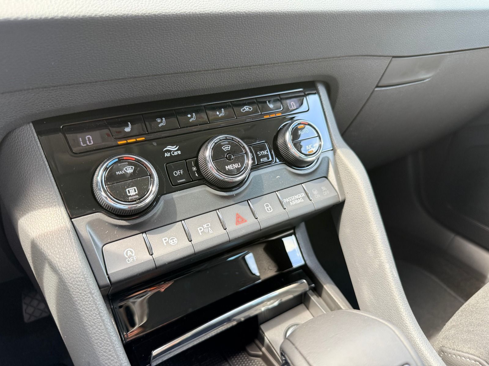 Fahrzeugabbildung SKODA Karoq Tour 1.5 TSI DSG*AHK*360°Cam*behFro*eHeck