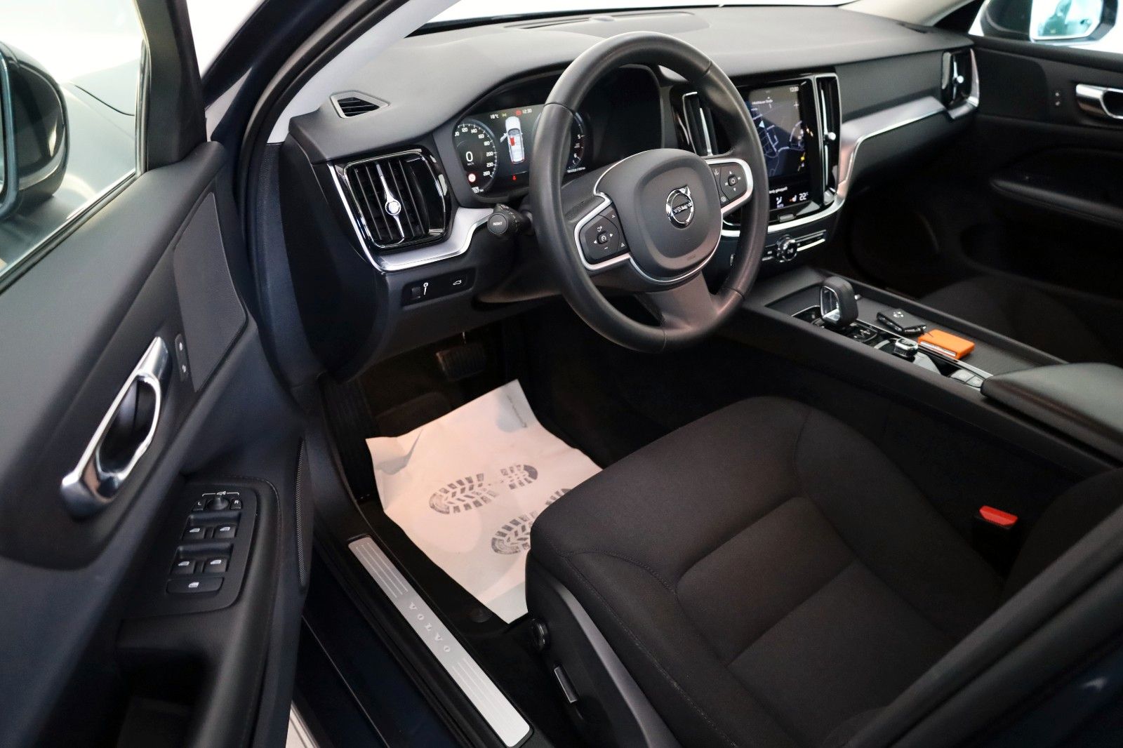 Fahrzeugabbildung Volvo V60 Kombi Momentum Pro Navi,LED,SH,360°,AppleCar