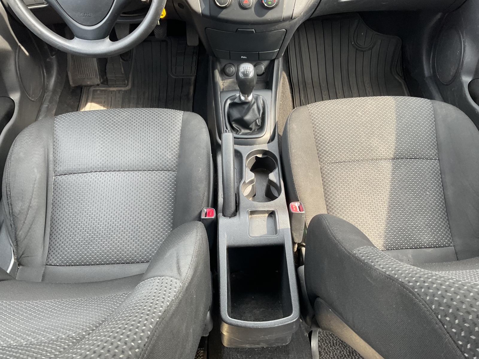 Hyundai i30 2010 — photo 12