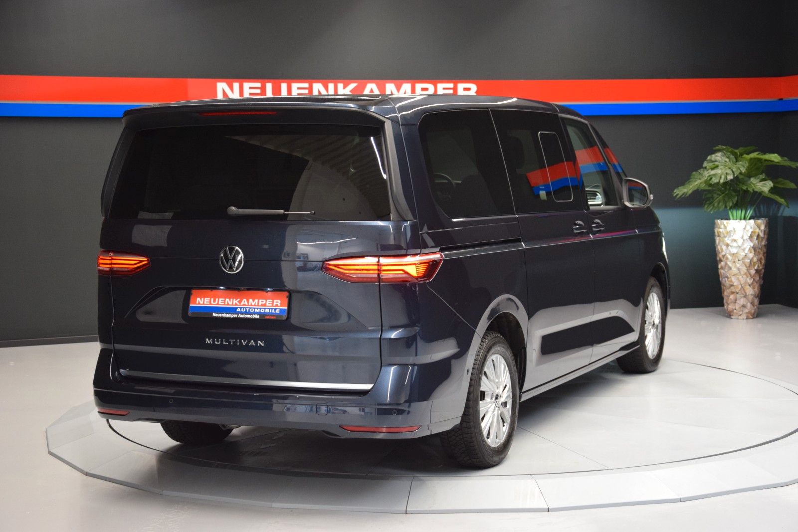 Fahrzeugabbildung Volkswagen T7 Multivan Style lang H&k vis-a-vis AHK ACC StH