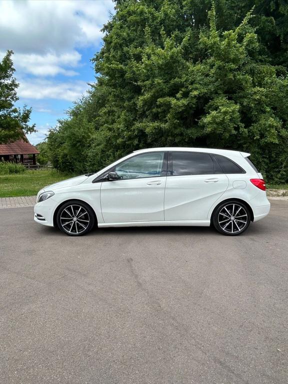 Mercedes-Benz B 180