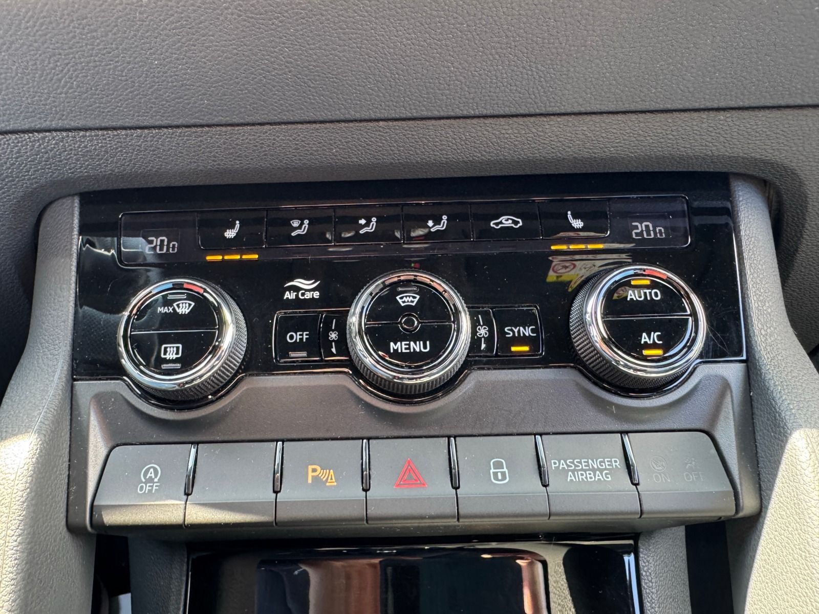 Fahrzeugabbildung SKODA Karoq Sportline 1.5TSI 6-Gang*AHK*RFK*Matrix*eHe