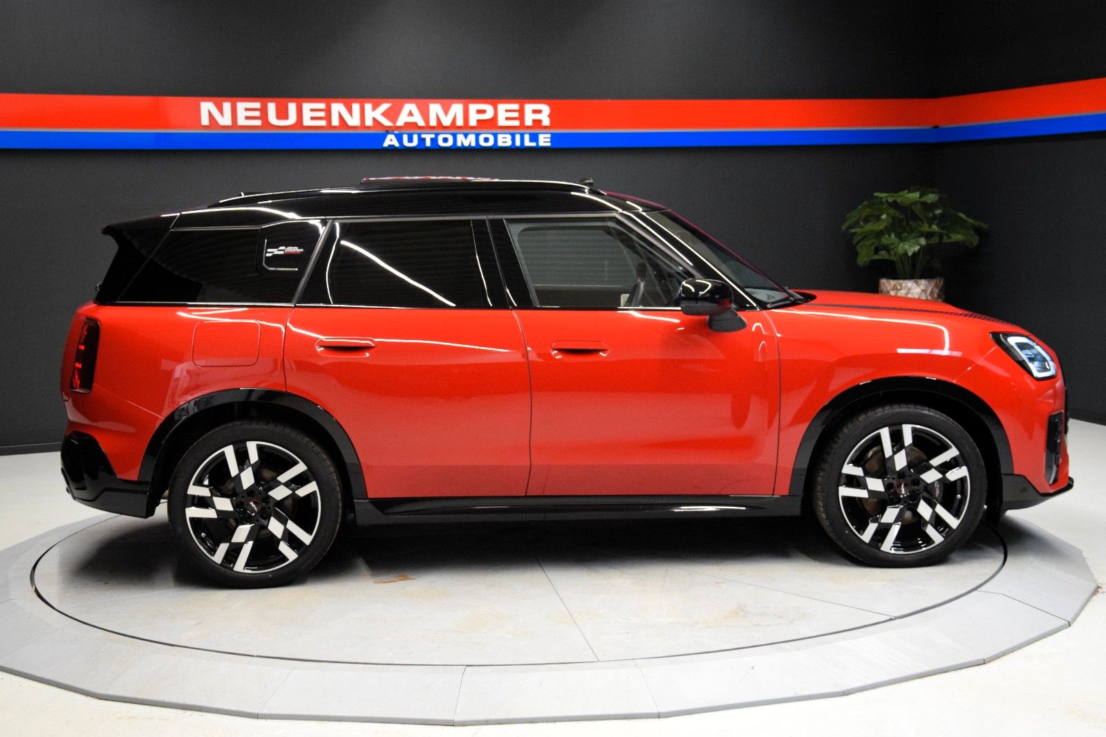 Fahrzeugabbildung MINI Countryman C John Cooper Works Trim L-Paket Pano