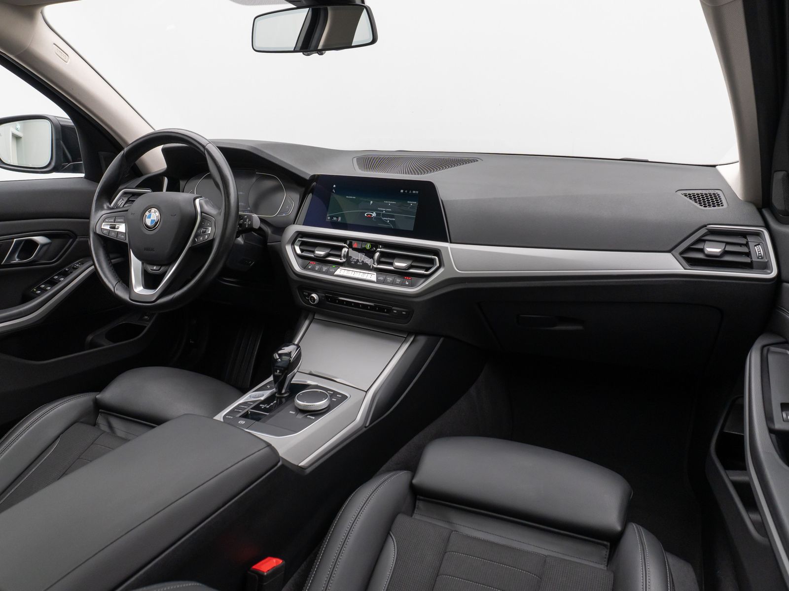 Fahrzeugabbildung BMW 320d Panorama DAB HiFi Lenkrhzg PDC AHK Alarm