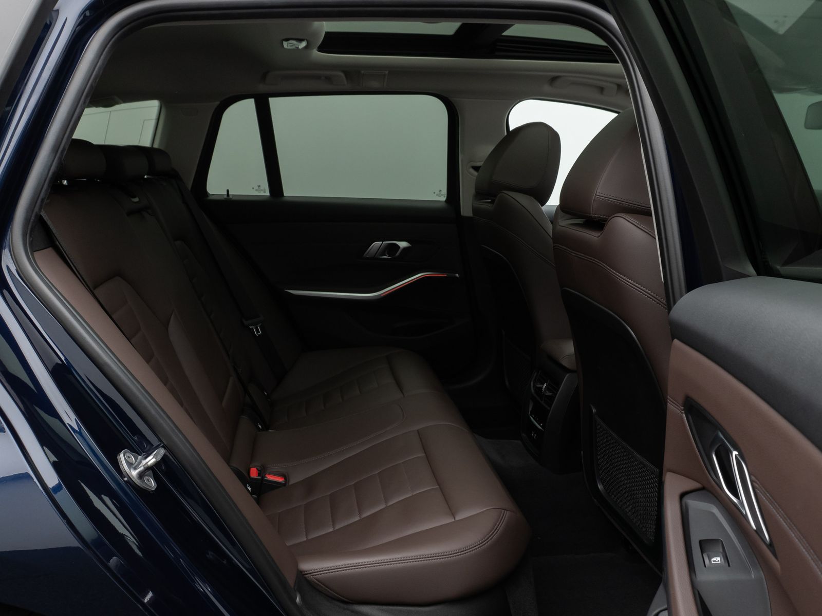 Fahrzeugabbildung BMW 330e Sport Line Panorama HUD DAB HiFi PDC Alarm