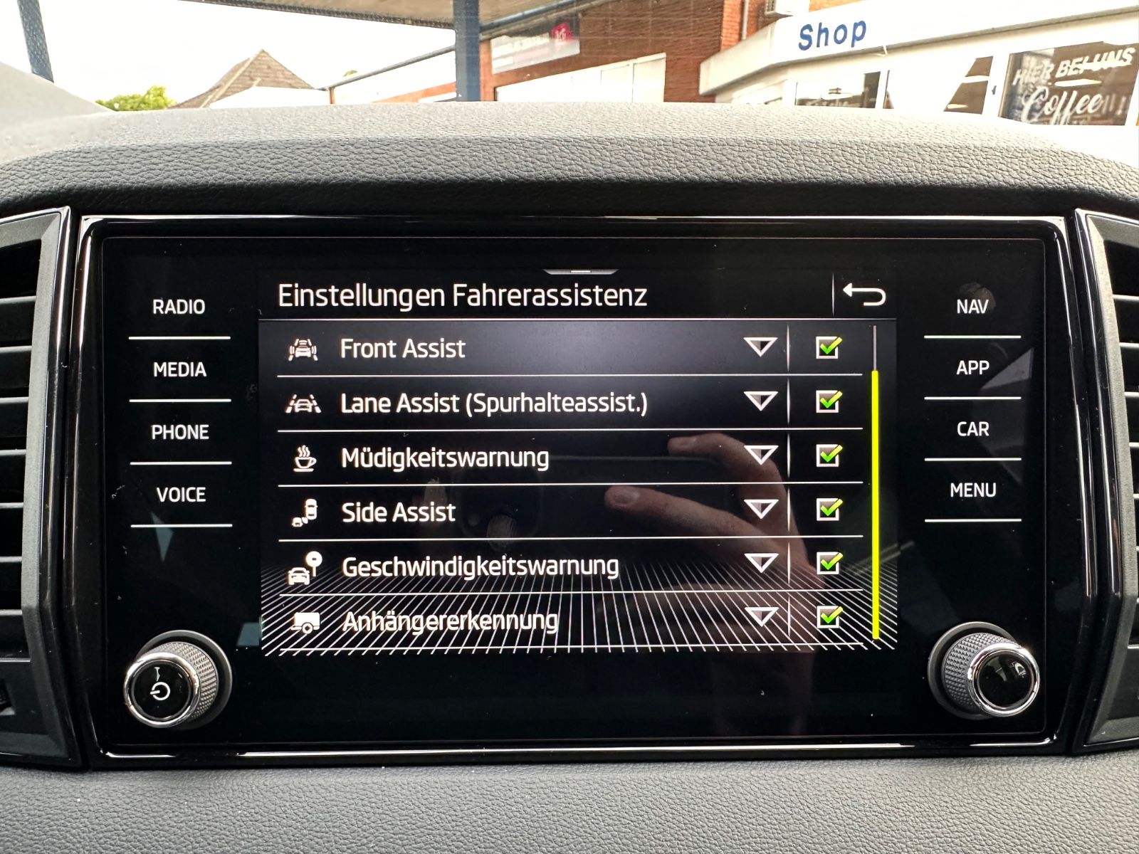 Fahrzeugabbildung SKODA Karoq Sportline 1.5 TSI DSG Matrix/AHK/Navi/ACC