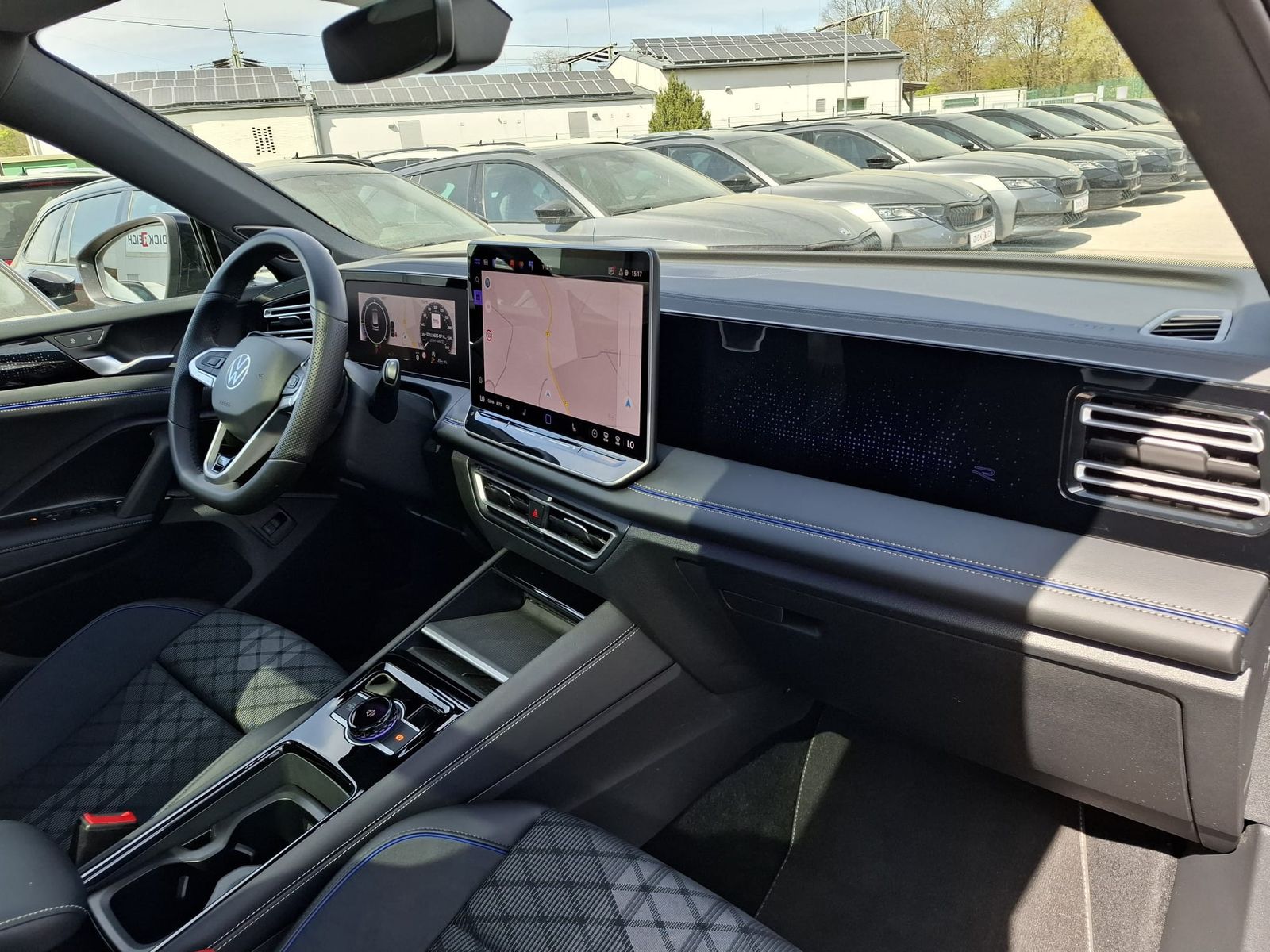 Fahrzeugabbildung Volkswagen Tiguan 2.0 TDI R-Line 4M Pano*Black*Matrix*AHK