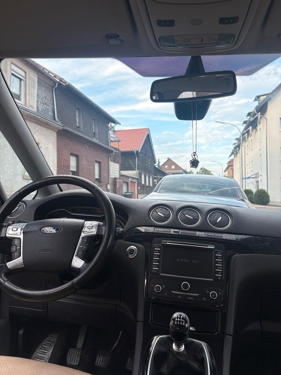 Ford Galaxy 2011 — photo 10