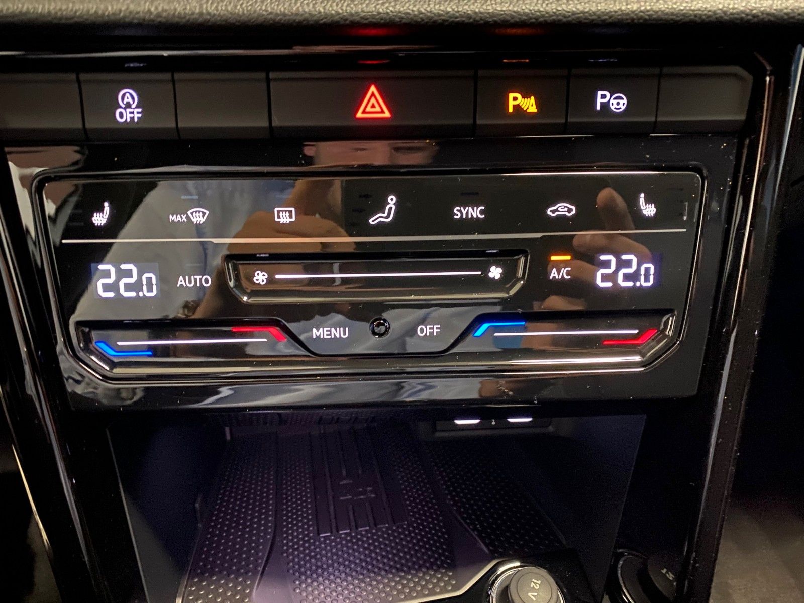 Fahrzeugabbildung Volkswagen T-Roc 1.5 TSI DSG+BLACKSTYLE+PANO+19"+ACC+MATRI+