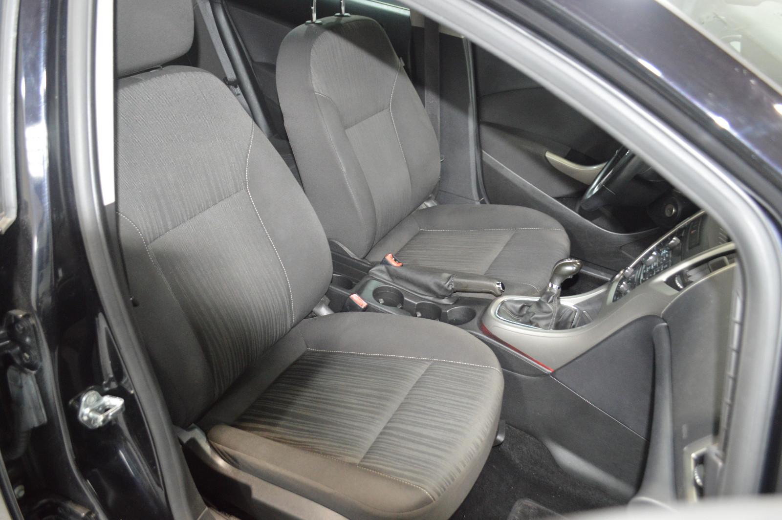 Opel Astra 2011 — interior