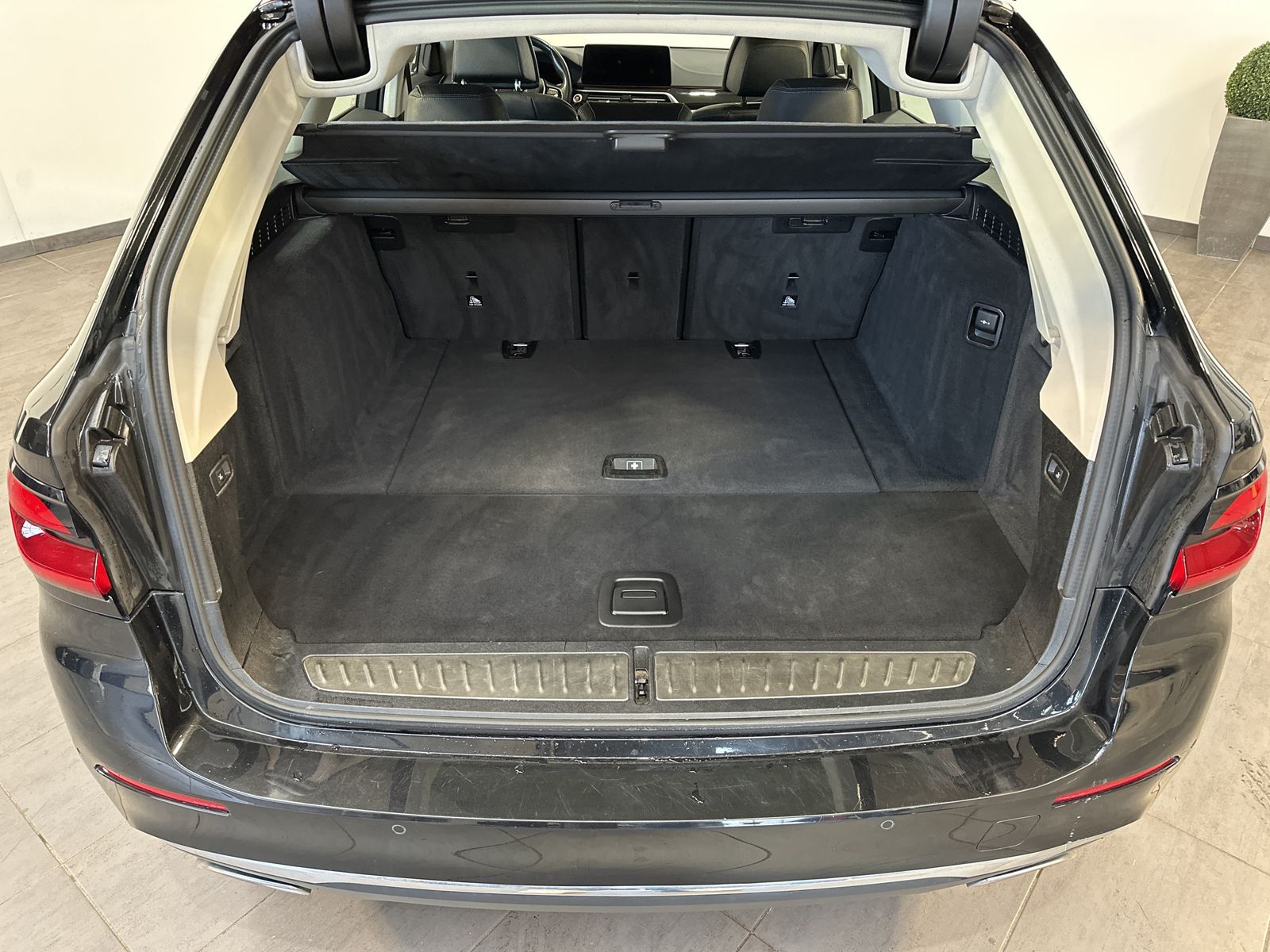 Fahrzeugabbildung BMW 520d Touring Luxury-Line NAV+LASER+PANO+HUD+360°