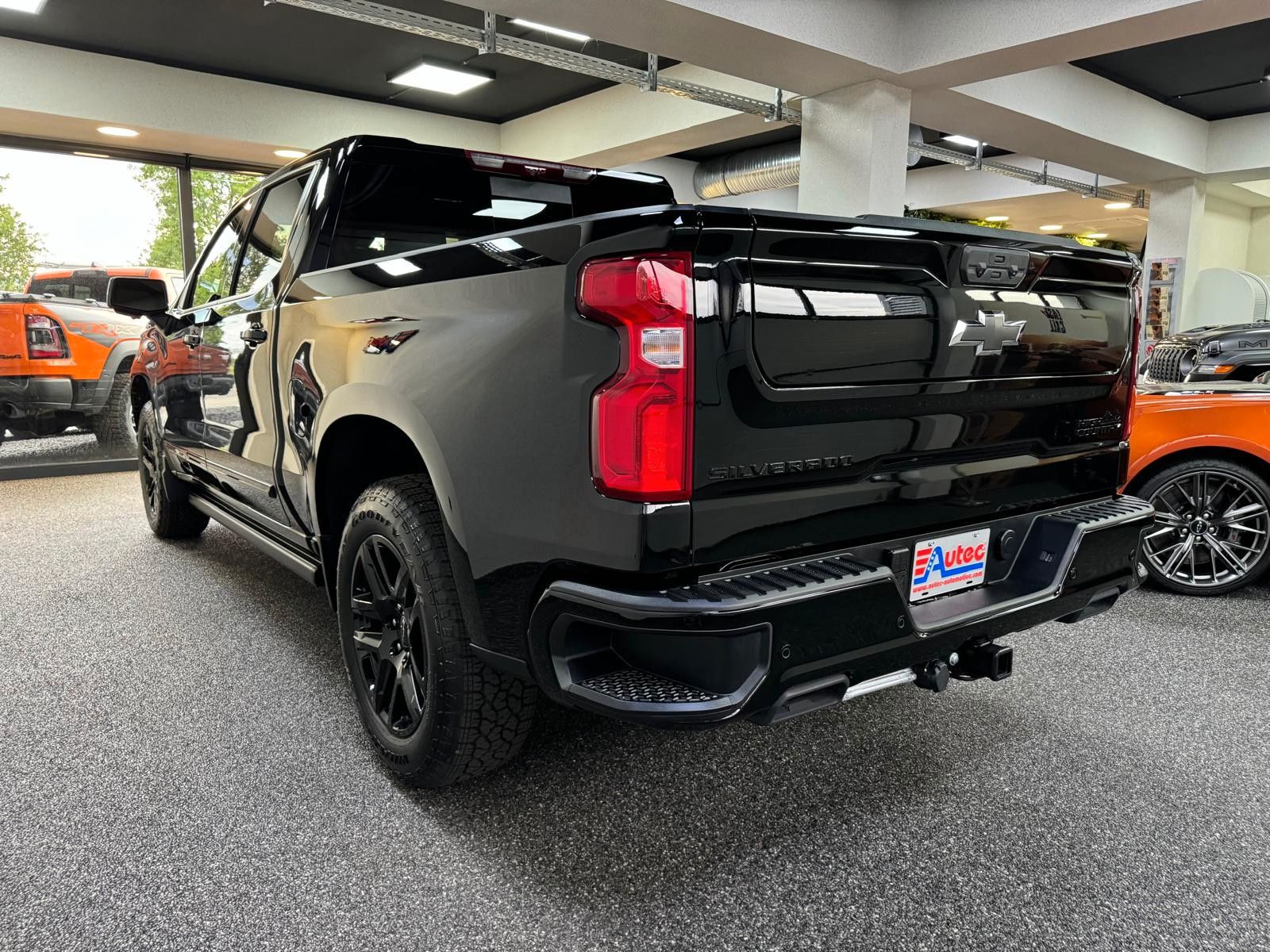 Fahrzeugabbildung Chevrolet 2026 SILVERADO MIDNIGHT DURAMAX DIESEL 4x4 HC