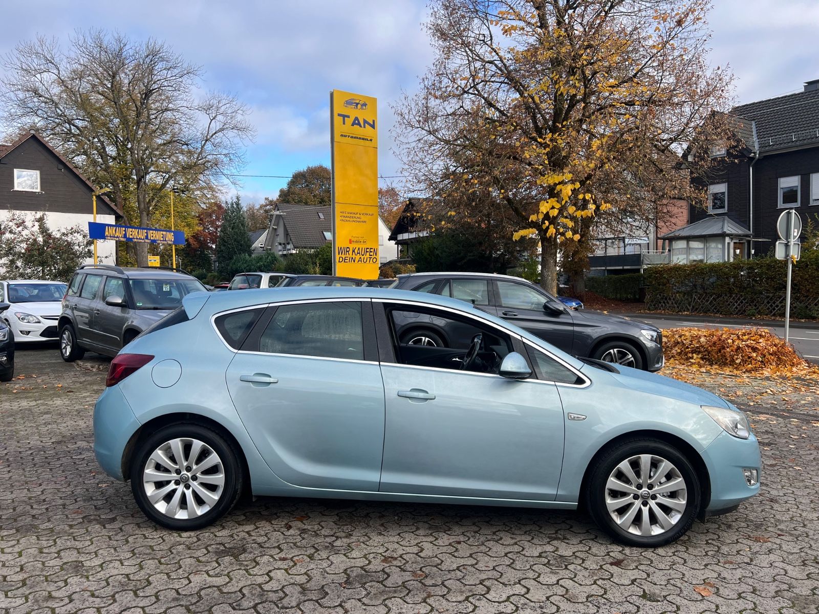 Fahrzeugabbildung Opel Astra J Lim. 5-trg. Cosmo AUTOMATIK