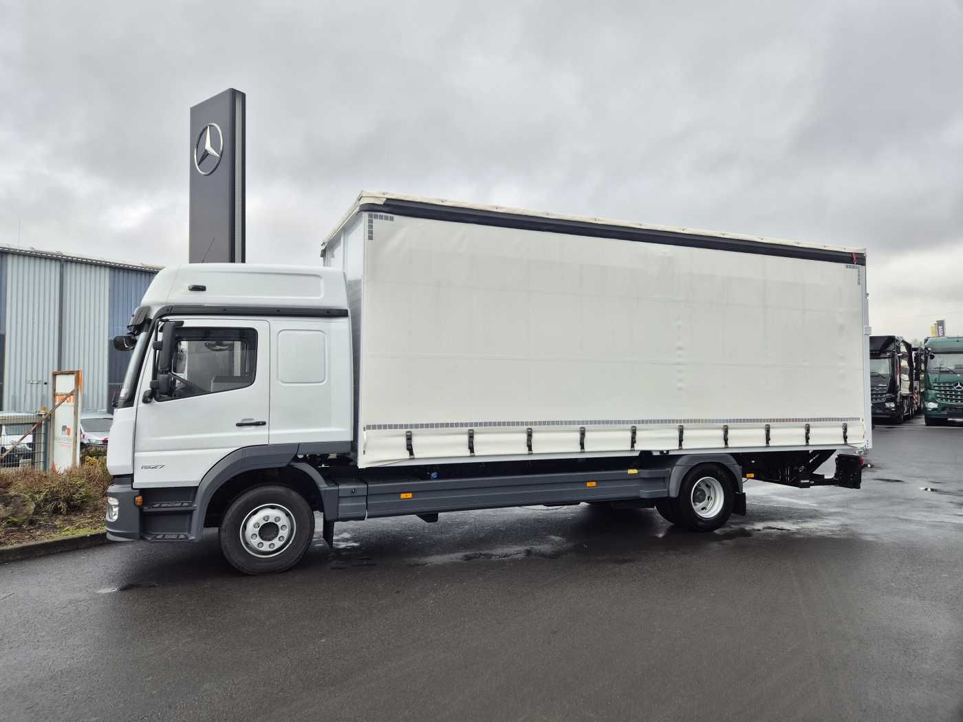 Fahrzeugabbildung Mercedes-Benz Atego 1527 L L-Haus LBW Palfinger 1.500kg 2 Bett