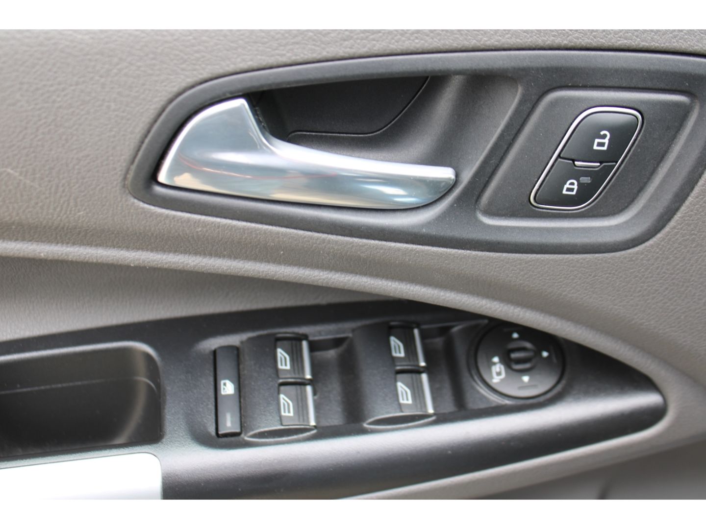 Fahrzeugabbildung Ford Tourneo Connect 1.5 TDCi Xenon Navi PDC RFK AHK