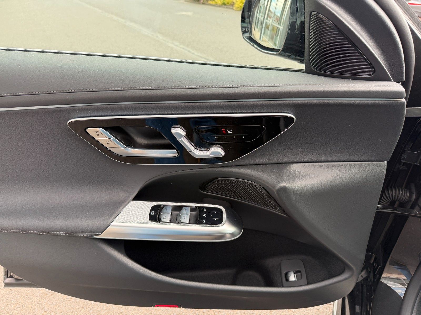 Fahrzeugabbildung Mercedes-Benz E 220 d T AMG Pano+AHK+360°+Distr+Digital+20"