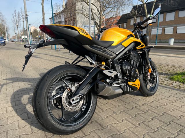 Triumph Street Triple RS *** Cosmic Yellow